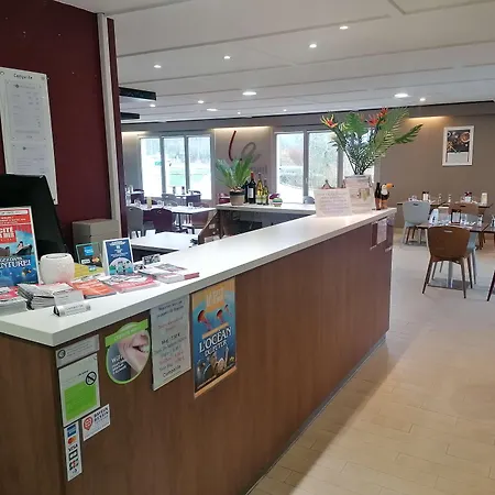 巴约钟楼酒店 3*